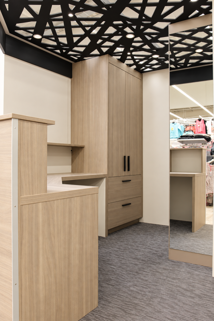 Réception en bois sous plafond géométrique